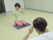 参加者がこめかみをマッサージしています
